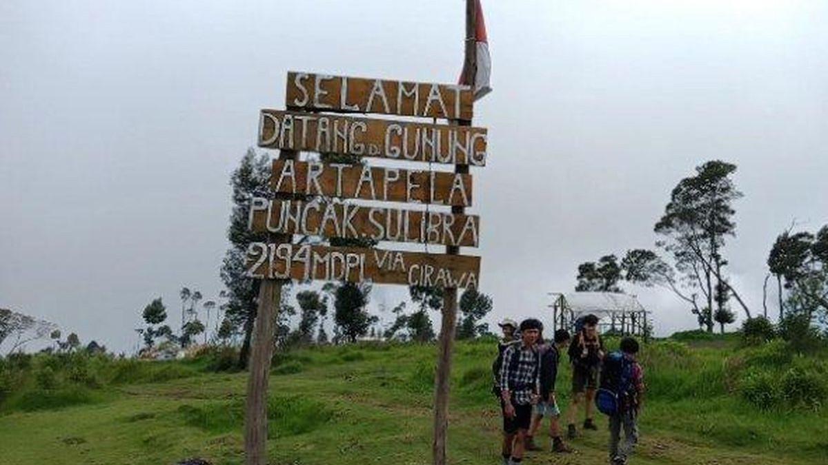 Puncak Sulibra Gunung Artapela di Kabupaten Bandung.