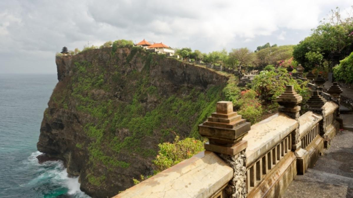 Pura Luhur Uluwatu atau dikenal juga dengan Pura Uluwatu, wisata populer di Kuta, Bali.