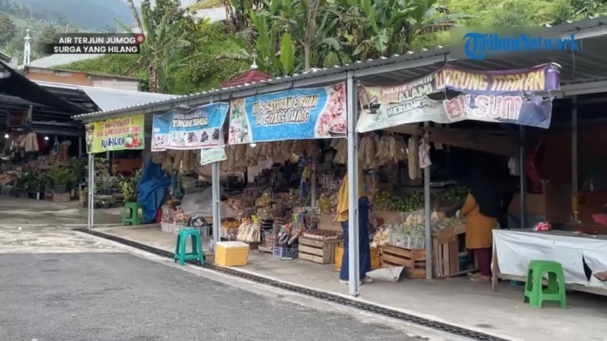 Pusat perbelanjaan UMKM di area wisata Air Terjun Jumog, Ngargoyoso, Karanganyar, Jawa Tengah.