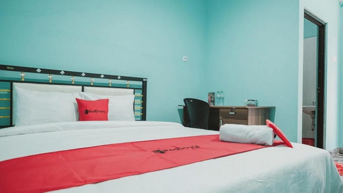 RedDoorz near RSUD Koja, satu hotel terbaik di dekat pelabuhan Tanjung Priok buat akomodasi akhir pekan.