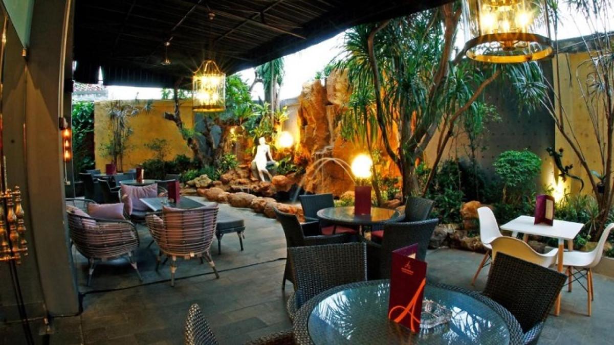 Restoran Cosmo Amaroossa Jakarta, salah satu hotel bintang 4 terbaik di Jakarta Selatan buat staycation akhir pekan.