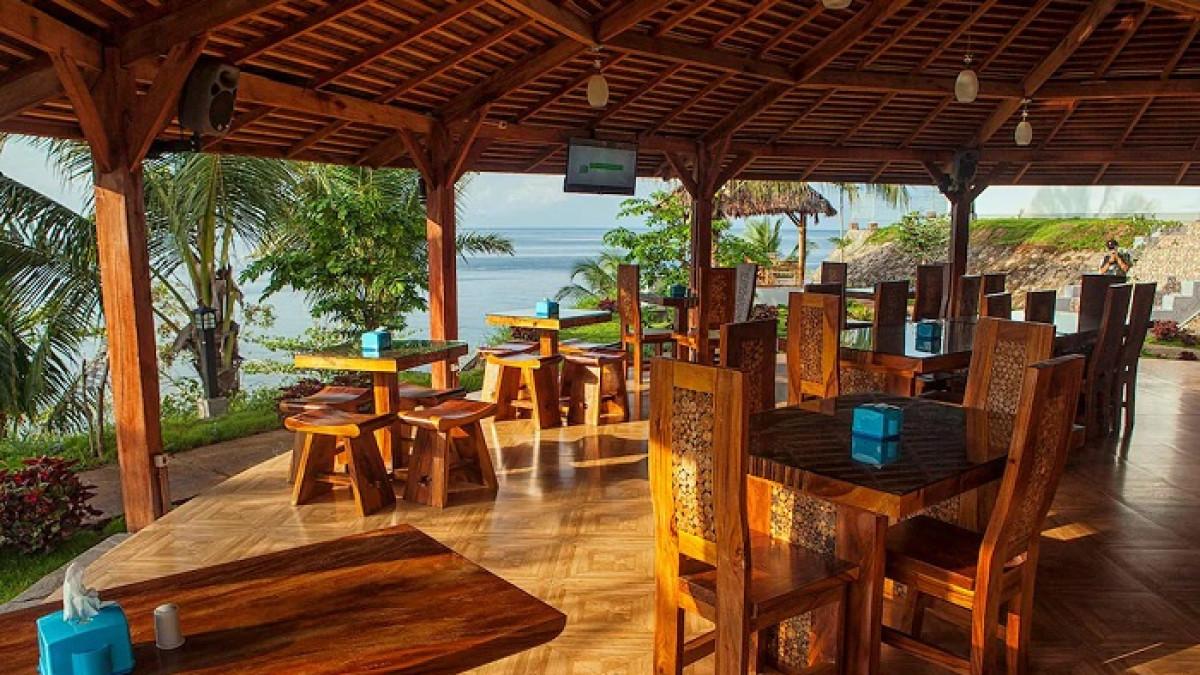 Restoran Krakatau Kahai Beach Hotel, satu hotel dekat Pelabuhan Bakauheni Lampung buat akomodasi akhir tahun.