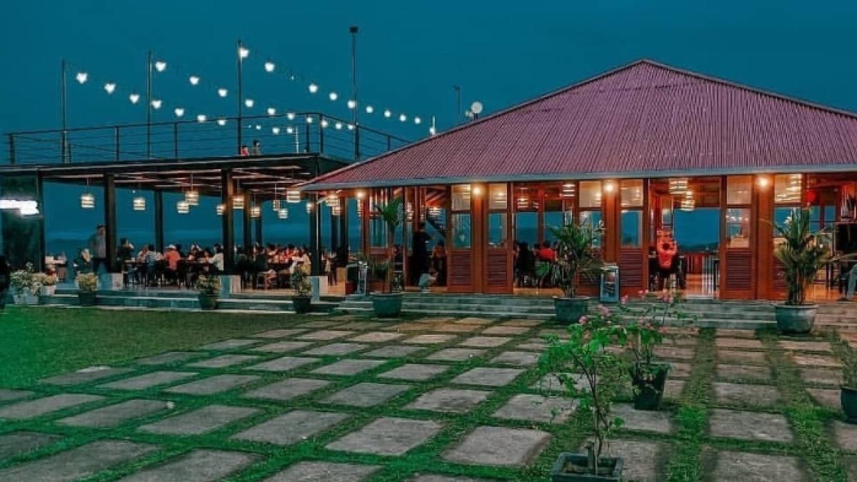Restorankafe di Makatete Hills yang menampakkan pemandangan ketinggian Manado.