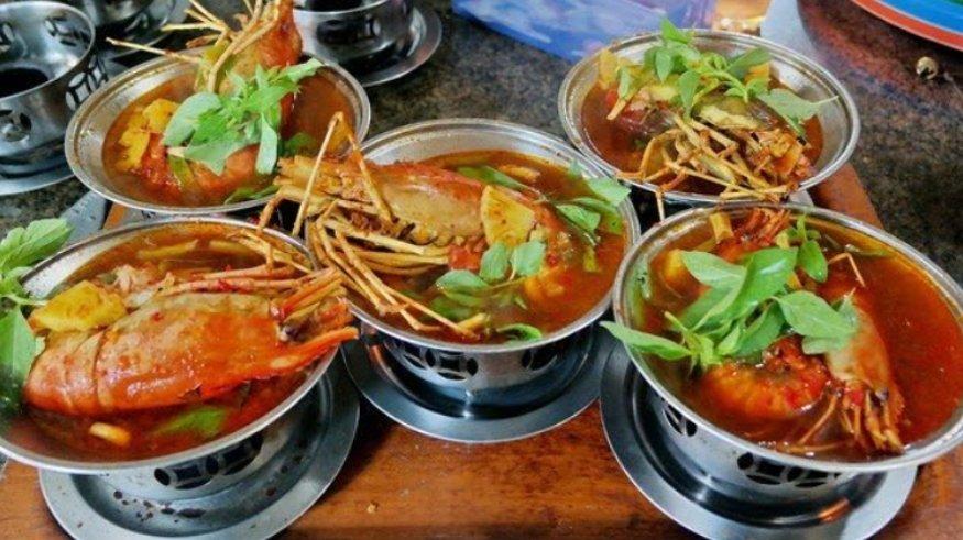 Sederet hidangan di Rumah Makan Sri Melayu, Palembang.