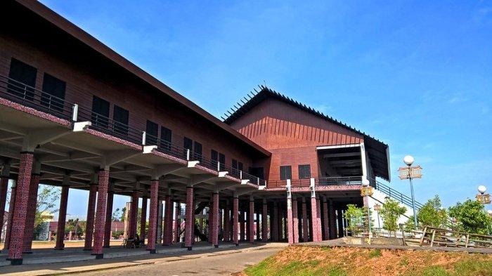 Rumah Radakng, satu tempat wisata dekat Bandara Supadio Kubu Raya Kalimantan Barat.