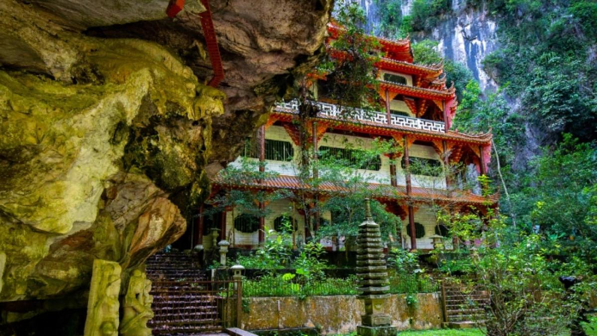 Sam Poh Tong Temple, kuil indah yang berada di dalam gua kapur Ipoh, Malaysia.