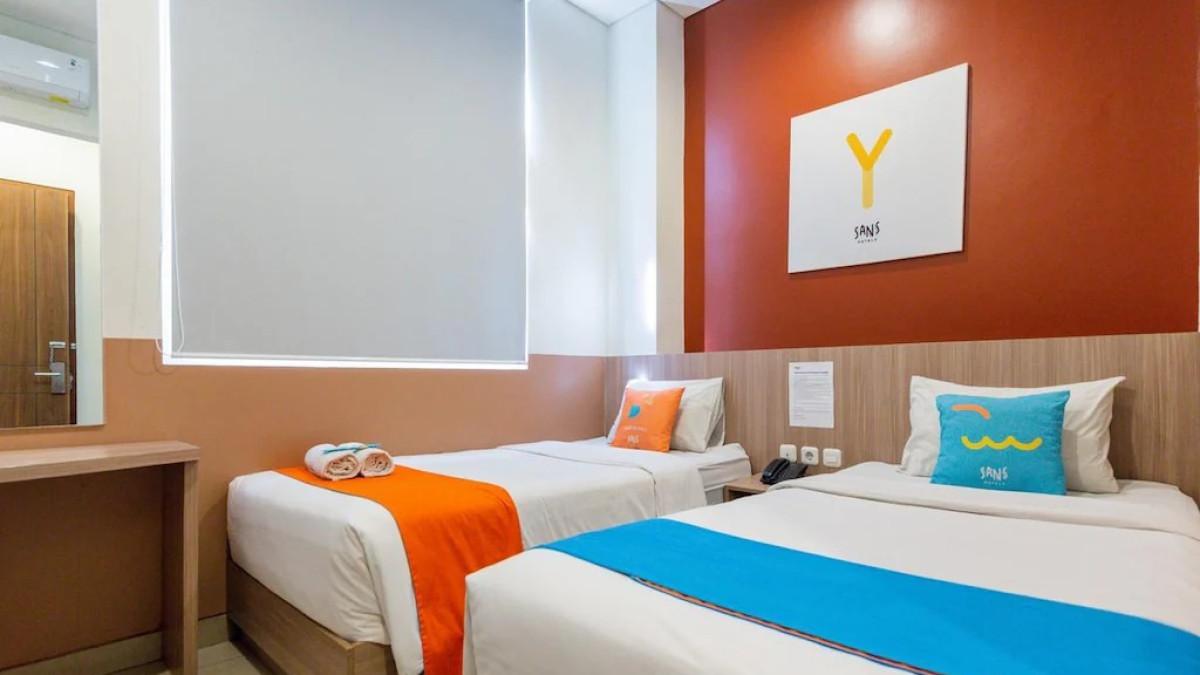 Sans Hotel Rajawali Surabaya by RedDoorz, satu hotel dekat Pelabuhan Tanjung Perak Surabaya Jawa Timur.