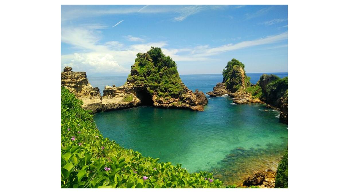 Sari Goang beach lagoon, Gunung Tunak.