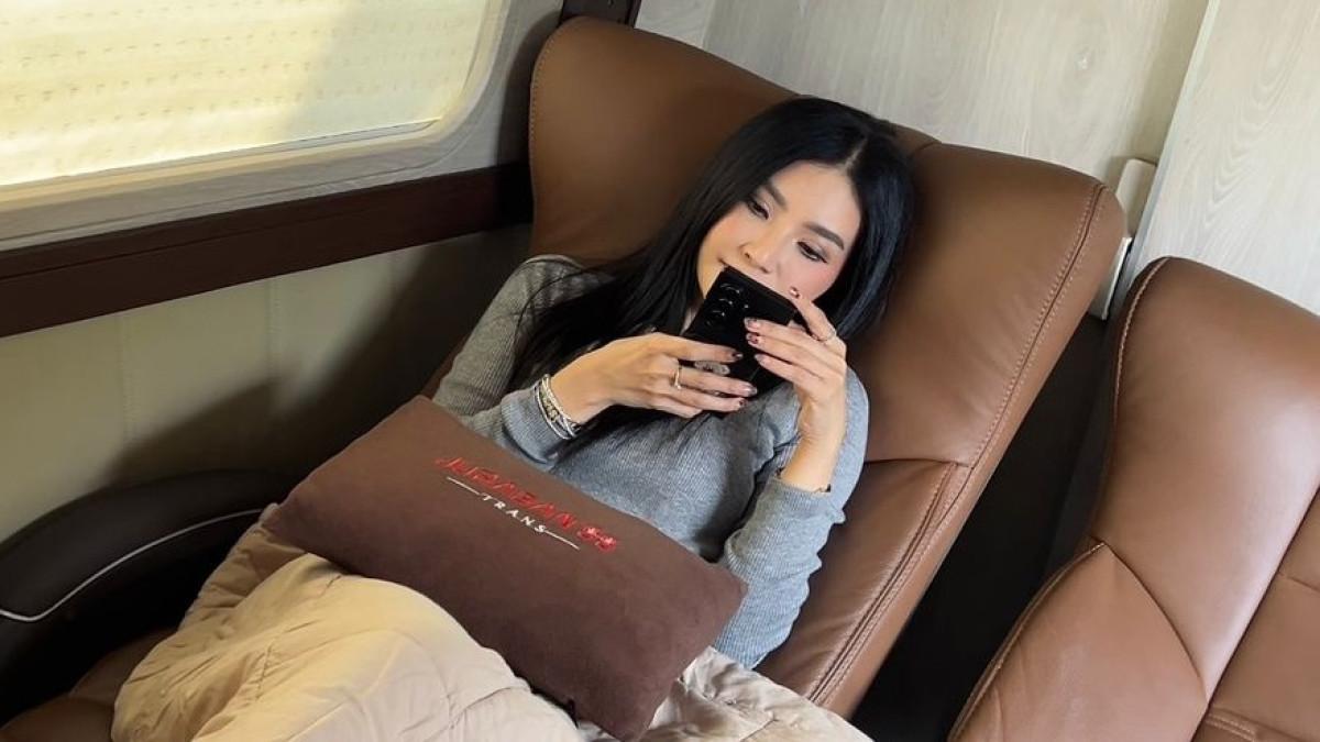 Sarwendah, yang memuji kenyamanan dan fasilitas Bus premium Juragan 99 Trans. 