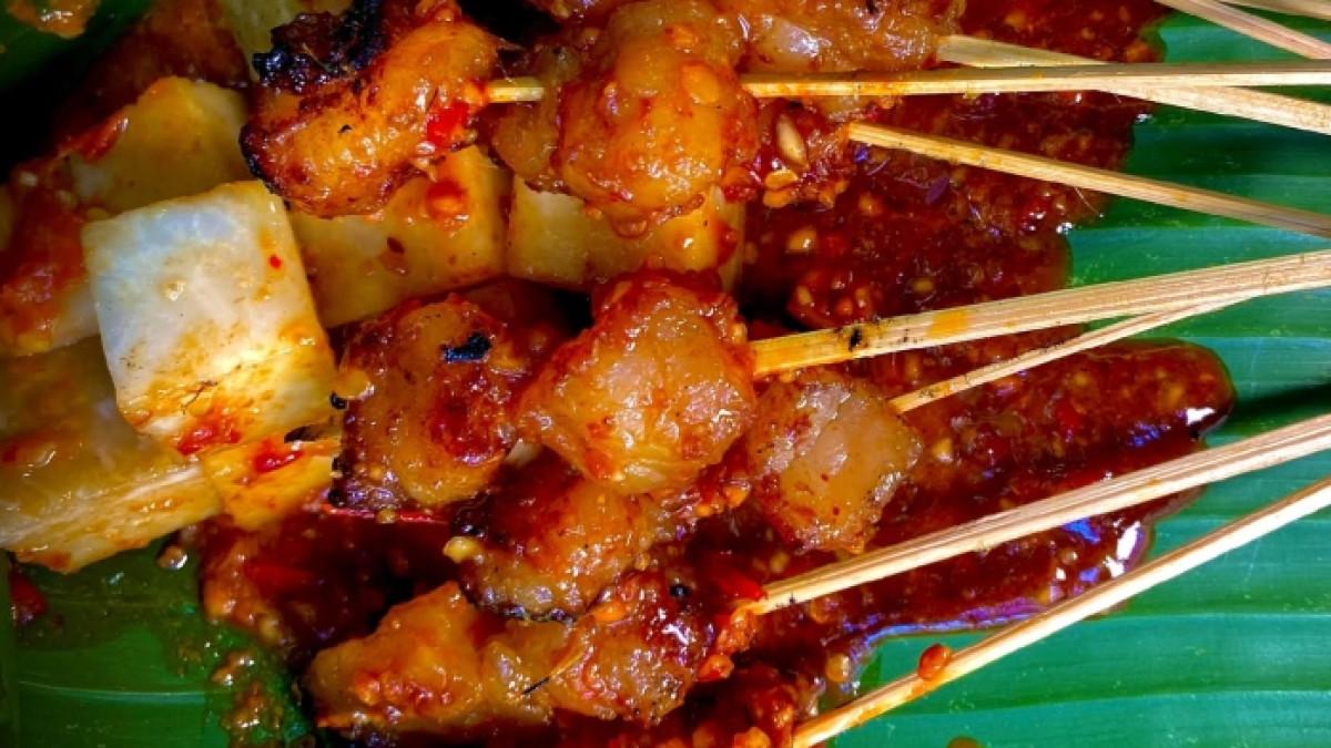 Sate Jando Gasibu, kuliner enak dan legendaris di Bandung, Jawa Barat.