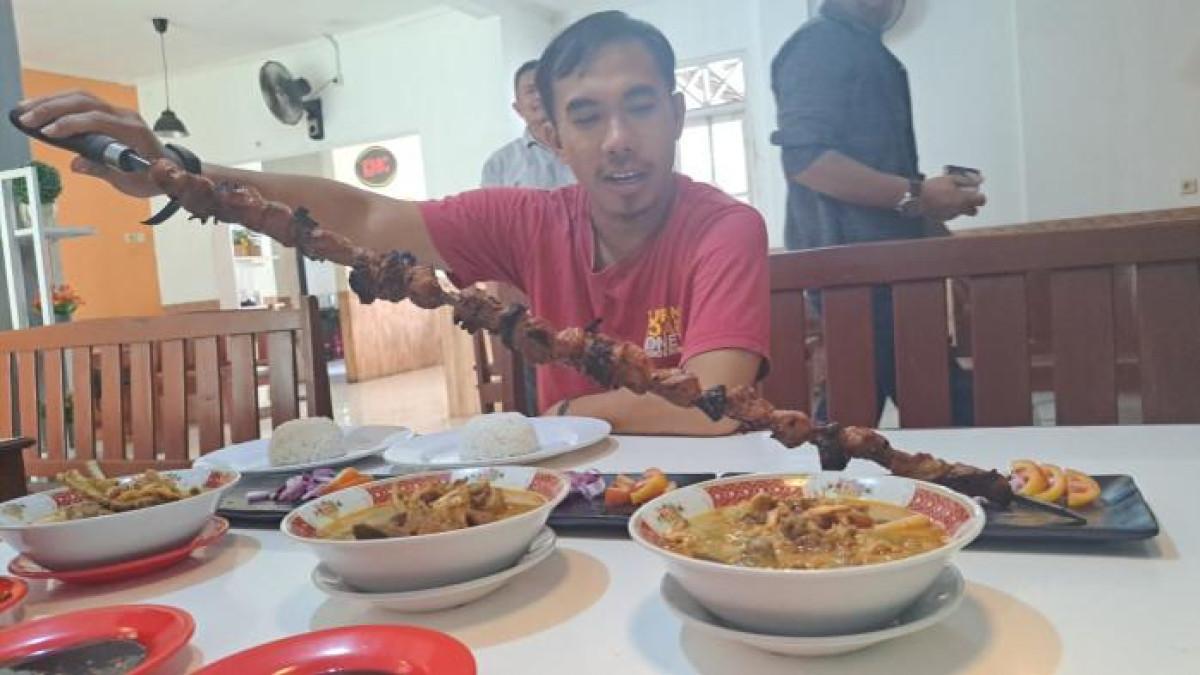 Sate Kambing Tusuk Pedang 1 Meter Unik di Purwokerto Utara, Banyumas, Jawa Tengah Viral Se-Indonesia