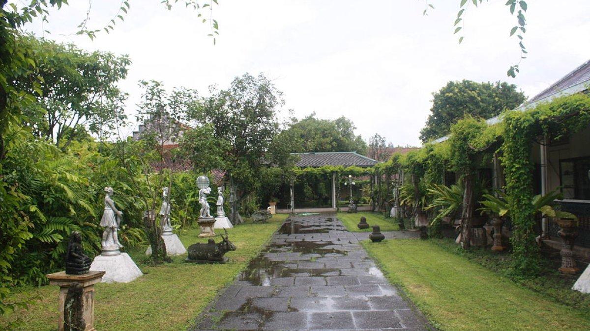 Satu sudut taman hijau di lingkungan bagian dalam Pura Mangkunegaran, Solo, Jawa Tengah.