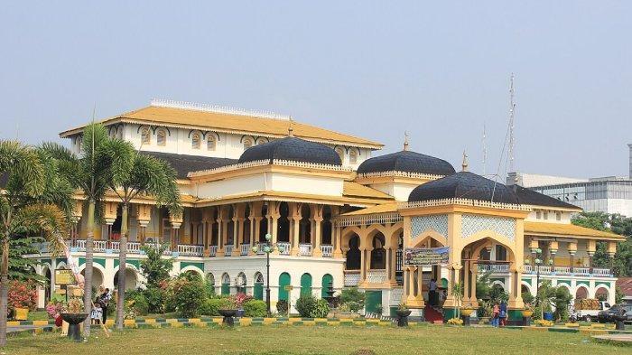 Satu tempat wisata di Medan, Istana Maimun.