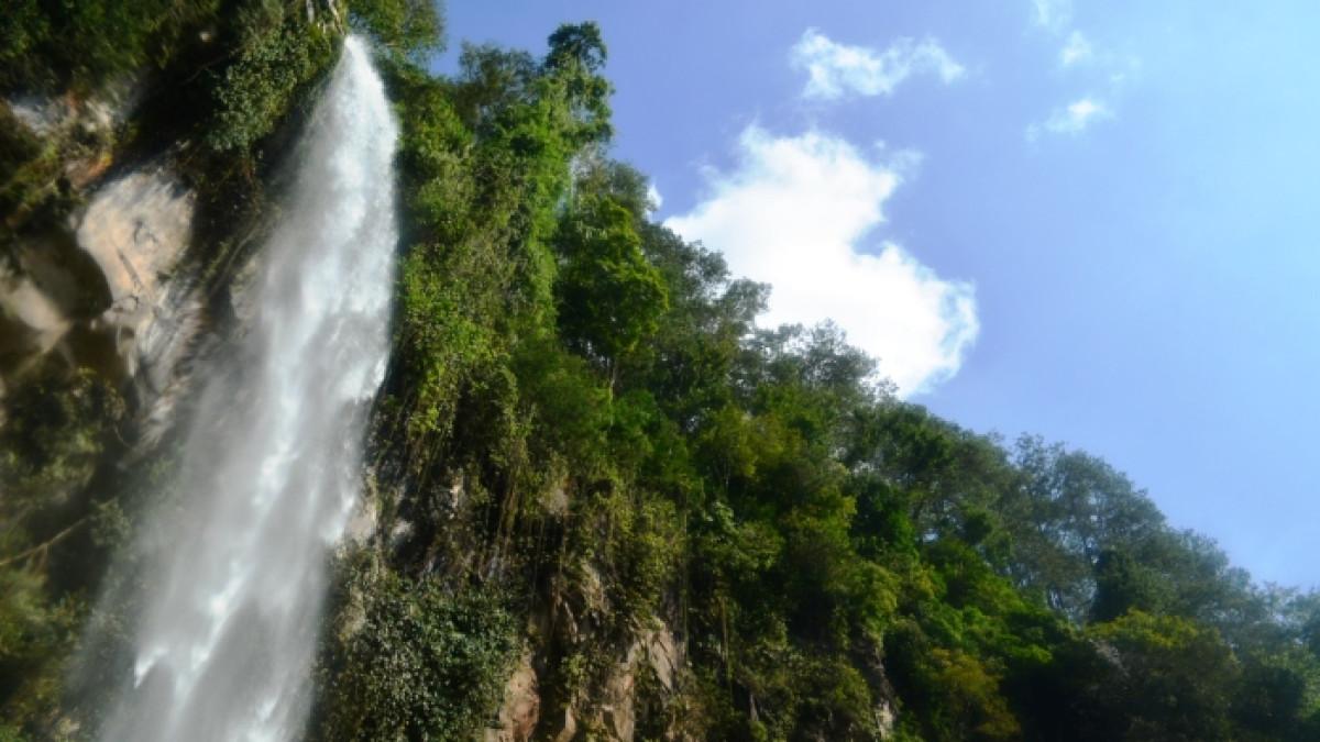 Sejuknya Air Terjun Grojogan Sewu di Kecamatan Tawangmangu, Kabupaten Karanganyar, Jawa Tengah.