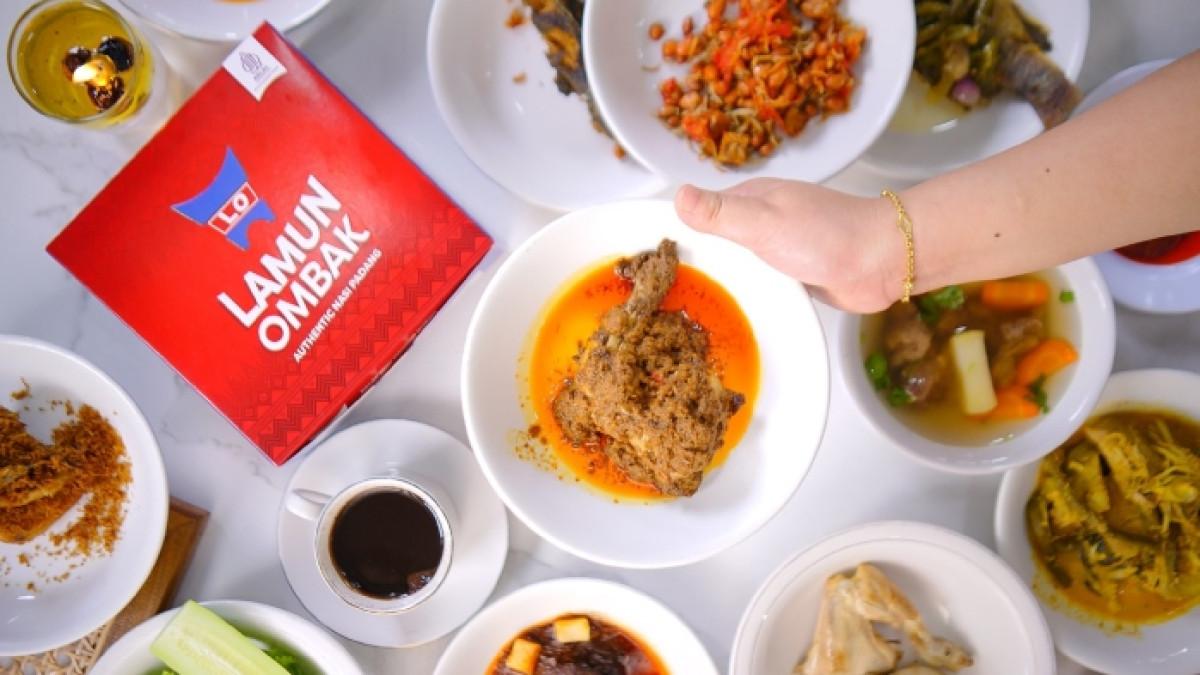 Sejumlah menu makanan di RM Lamun Ombak Padang, Sumatra Barat.