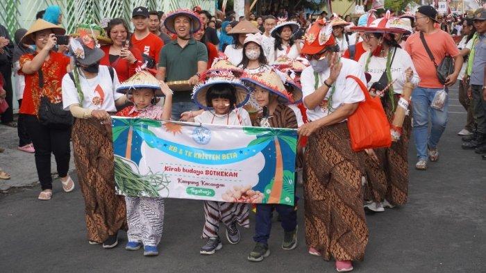 Sejumlah warga memeriahkan Kirab Budaya Bothekan 2024 di Kampung Tegalharjo, Solo, Jawa Tengah.