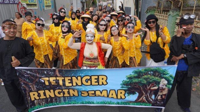 Sejumlah warga memeriahkan Kirab Budaya Bothekan 2024 di Kampung Tegalharjo, Solo, Jawa Tengah.