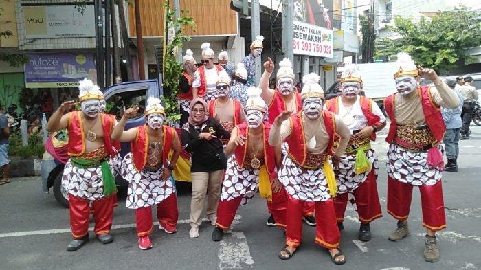 Sejumlah warga memeriahkan Kirab Budaya Bothekan 2024 di Kampung Tegalharjo, Solo, Jawa Tengah.