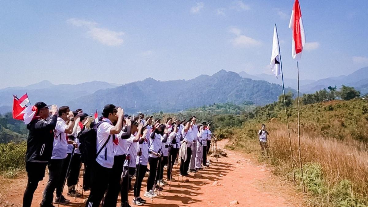 Semangat kebersamaan terlihat jelas saat seluruh peserta J99 Trekking Day menyanyikan Indonesia Raya.