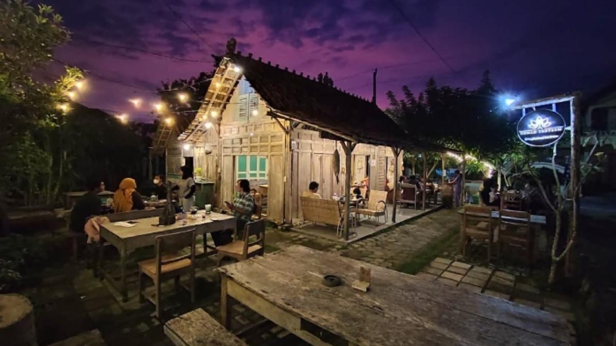 Sensasi ngopi santai di Kopi Oemah Tentrem Kota Solo, Jawa Tengah.