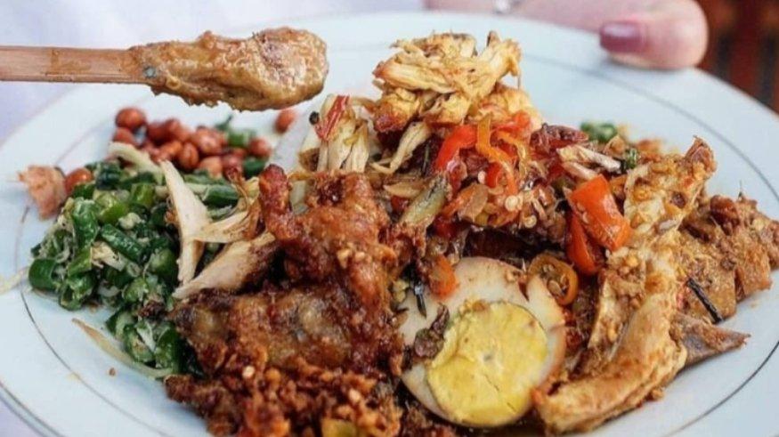 Seporsi Nasi Ayam Ibu Oki dengan lauk sate lilit.
