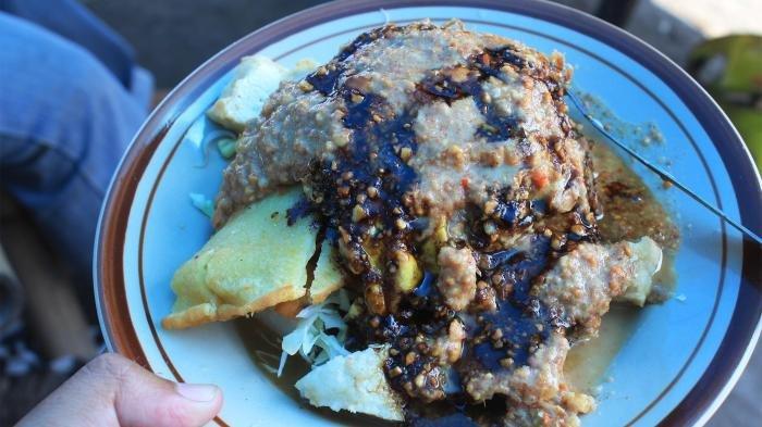 KULINER SEMARANG - Sajian tahu gimbal khas Semarang yang menggugah selera.