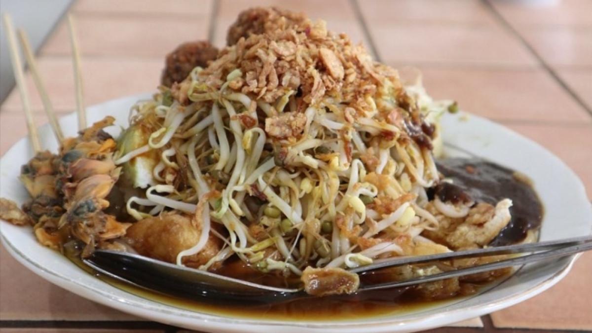 Seporsi hidangan lontong balap komplet di Lontong Balap Asli Pak Gendut Surabaya, Jawa Timur.