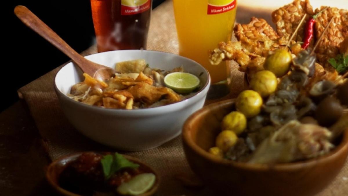 Seporsi menu soto di warung Soto Carikan Sukoharjo, Jawa Tengah untuk sarapan.