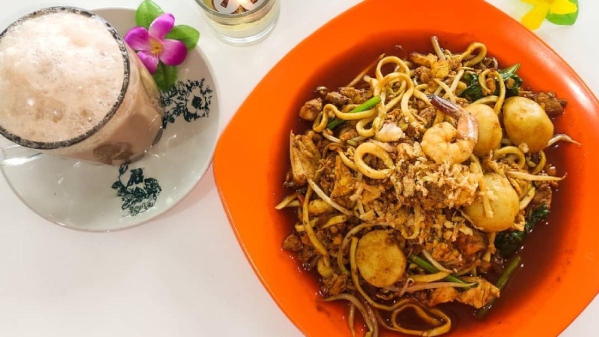 Seporsi olahan mi di warung Mie Tarempa Berkat, Pekanbaru, Riau.