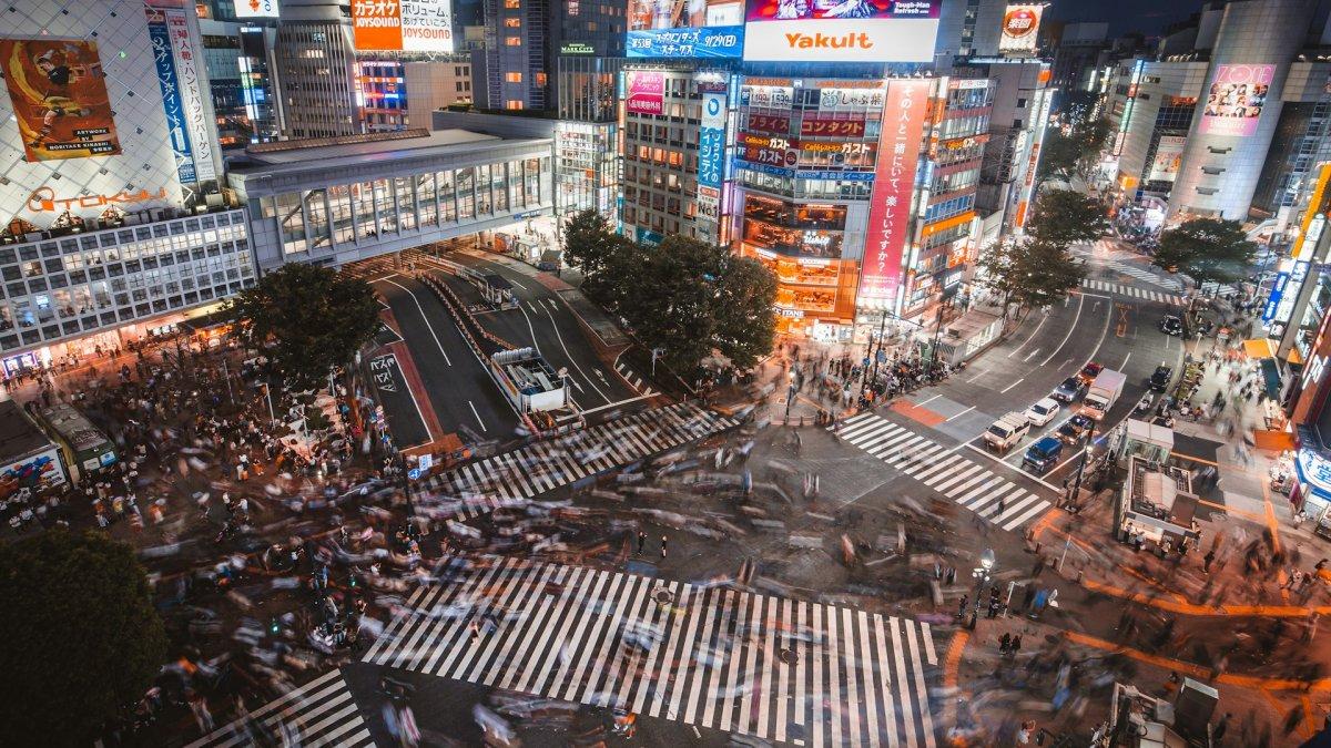 Shibuya Crossing, satu tempat terbaik buat menyaksikan pemandangan Tokyo Jepang di malam hari.