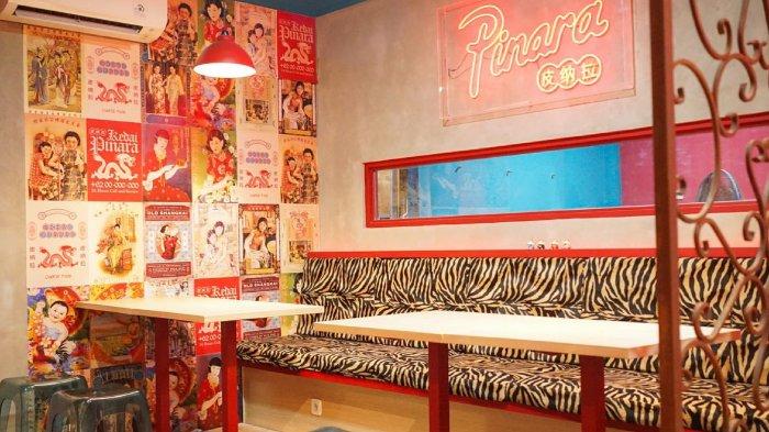 Sitting area indoor di Kedai Pinara Semarang, Jawa Tengah.