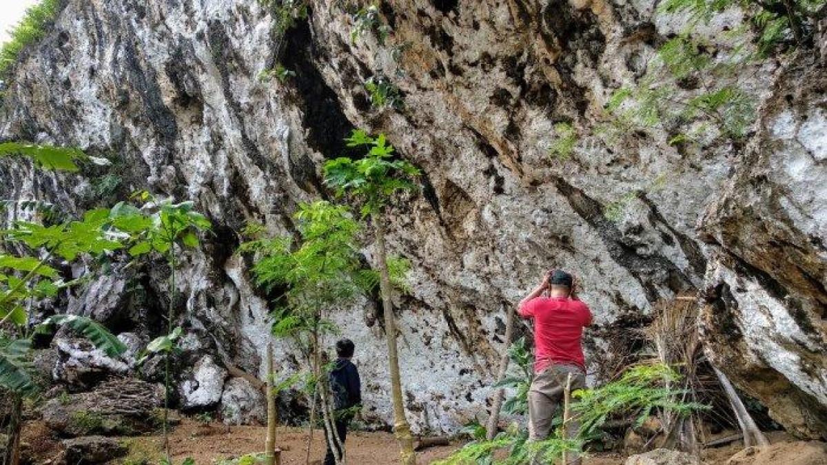 Situs Song Pedang di Pedukuhan Karang, Kalurahan Girikarto, Kapanewon Panggang, Gunungkidul. Penelitian tim Balai Arkeologi Yogyakarta menyimpulkan bahwa situs ini pernah digunakan sebagai hunian di masa prasejarah.