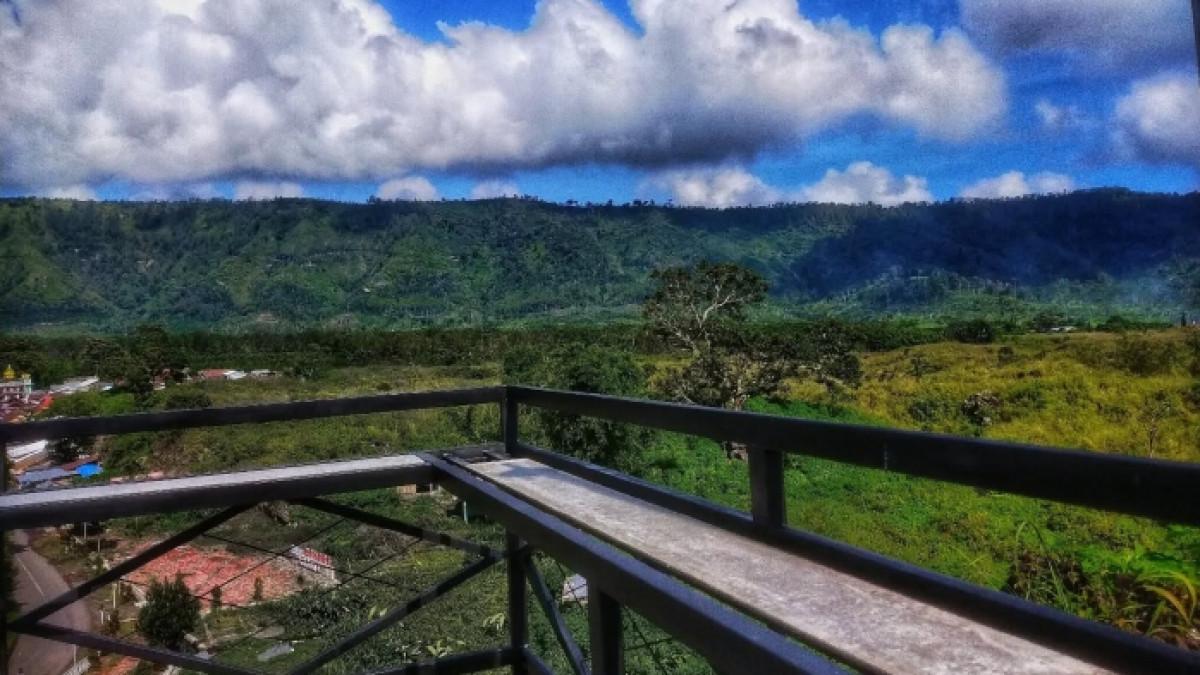 Sky Cafe Kabare, kafe tempat nongkrong di Bondowoso, Jawa Timur yang cocok untuk sunsetan sambil ngopi.