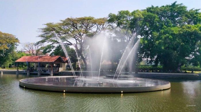 Air mancur menari di Taman Balekambang Kota Solo, Jawa Tengah, Kamis (25/7/2024).