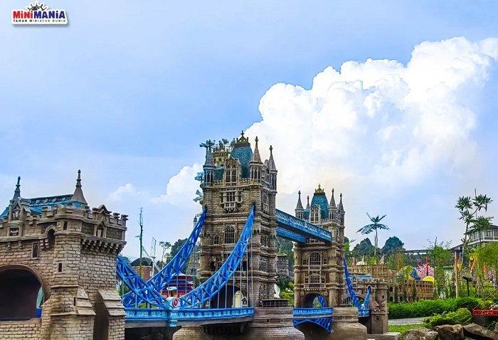 Minimania, rekomendasi tempat wisata hits di Lembang untuk menikmati liburan.