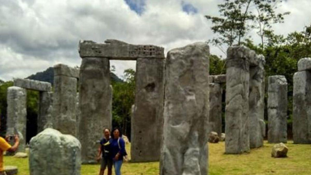 Wisatawan berfoto ria dia Stonehenge, Dusun Petung, Kepuharjo, Cangkringan, Sleman, DI Yogyakarta.