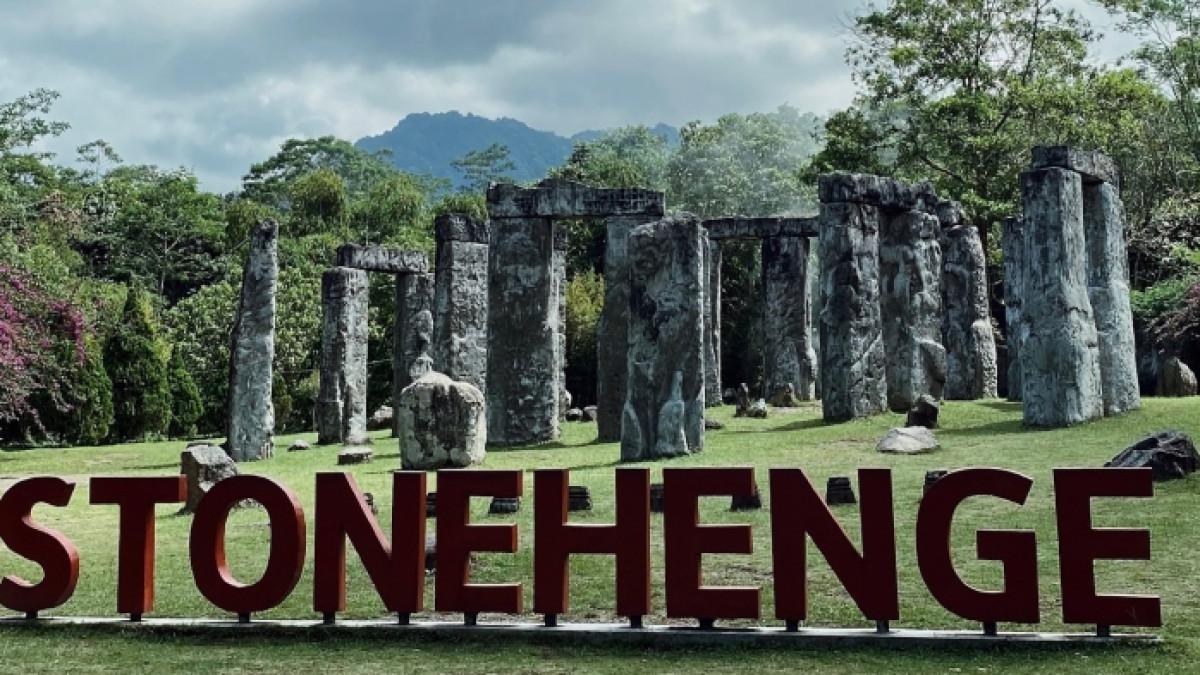 Stonehenge Yogyakarta, tempat wisata ikonik di Sleman, Jogja yang mirip dengan destinasi di Inggris.