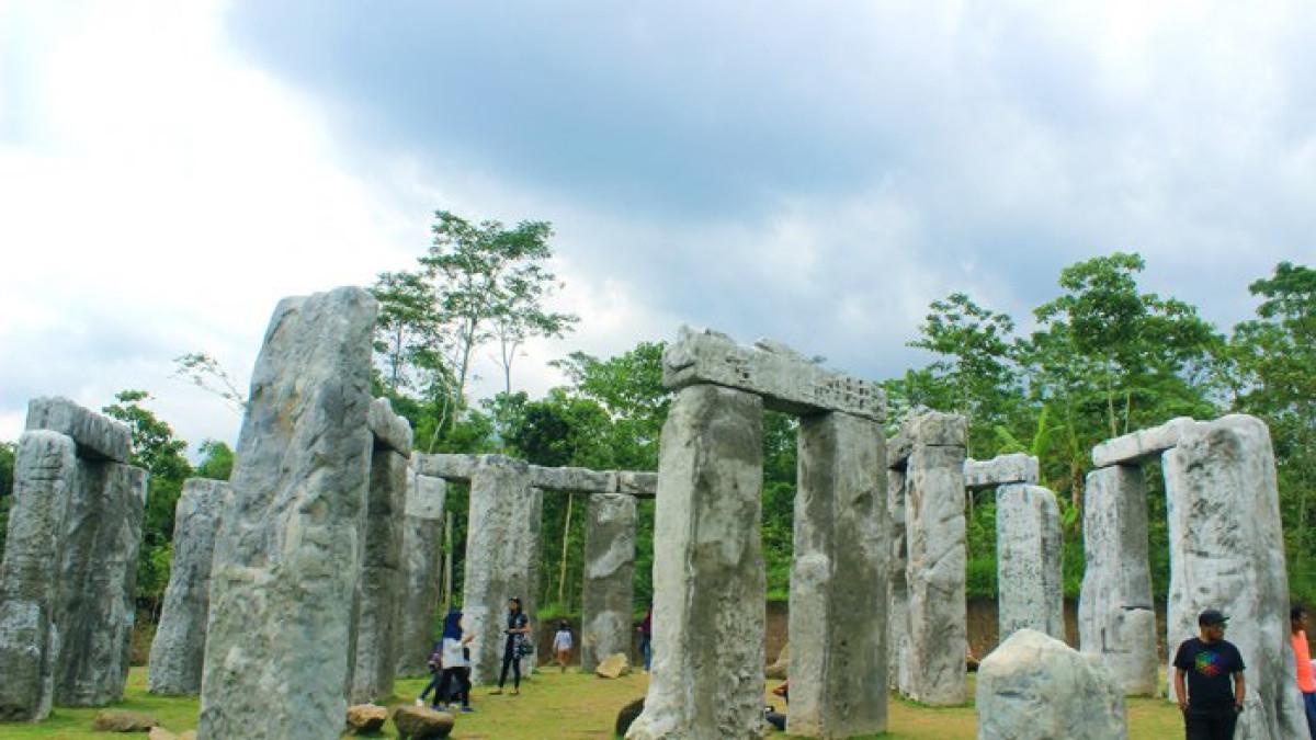 WISATA STONEHENGE. Stonehenge di Cangkringan Sleman yang menjadi tujuan wisata.