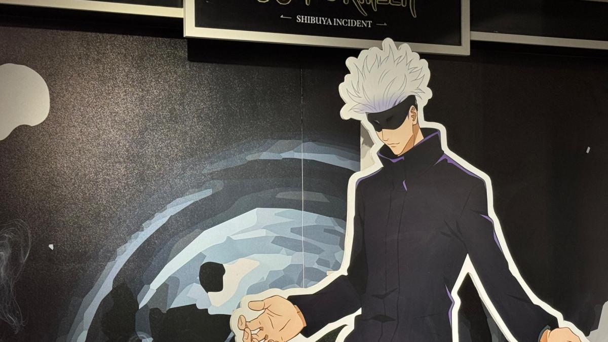 Suasana Jujutsu Kaisen Café di Arcafe Lippo Mall Puri menampilkan instalasi Gojo Satoru dengan tema Shibuya Incident yang ikonik.