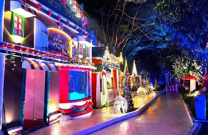 Suasana Lembang Wonderland saat malam hari. Lembang Wonderland merupakan tempat wisata populer yang menyuguhkan beragam daya tarik.
