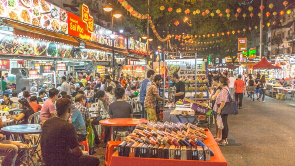 Suasana Night Market di Jalan Alor Malaysia yang cocok untuk berburu kuliner malam.