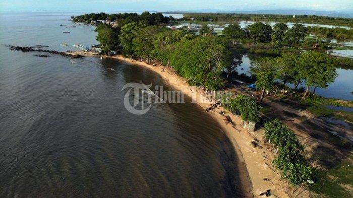 Suasana Pantai Kuri yang berlokasi di Desa Nisombalia, Kecamatan Marusu, Kabupaten Maros, Sulawesi Selatan terekam menggunakan kamera Drone, Senin (7/12/2020). Pantai Kuri memiliki keindahan bibir pantai dengan hiasan lempengan batu di atasnya. Menjelang sore, panorama alamnya semakin memesona, terutama saat matahari tenggelam. Berkeliling hutan mangrove dengan perahu nelayan menjadi agenda favorit pengunjung.