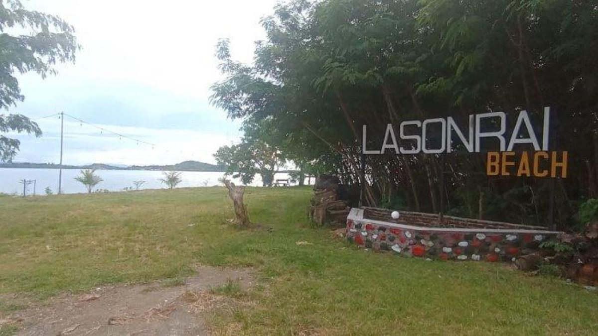 Suasana Pantai Lasundrai, Kabupaten Barru, Sulawesi Selatan