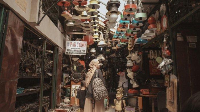 Suasana Pasar Triwindu, pusat perbelanjaan barang antik di Kota Solo, Jawa Tengah.