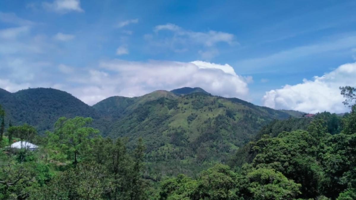 Suasana alam dan langit cerah di Tawangmangu, Karanganyar, Jawa Tengah, Sabtu (27/9/2025).