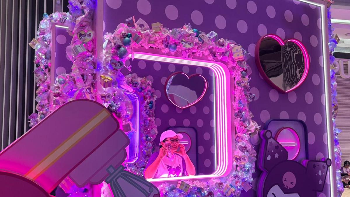 Suasana dekorasi Natal tematik My Melody & Kuromi di Lippo Mall Puri, Jakarta.