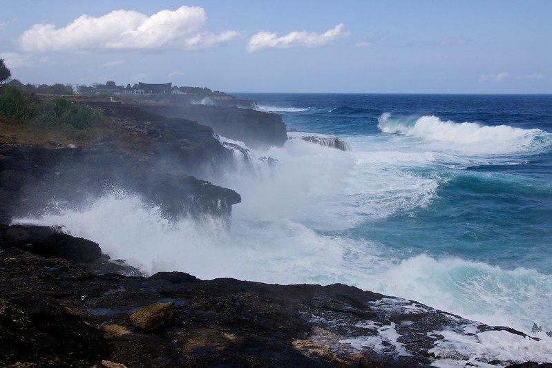 Suasana di Devil's Tear, ikon Nusa Lembongan Bali.