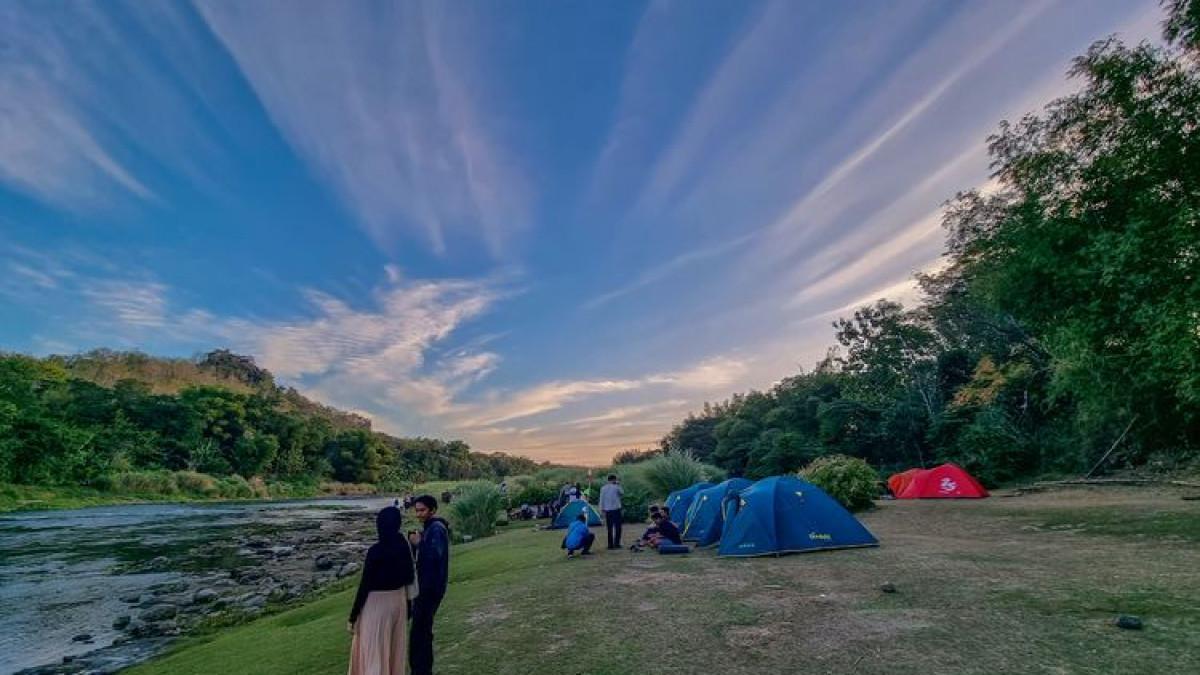 Suasana di Potrobayan River Camp, Yogyakarta pada sore hari.