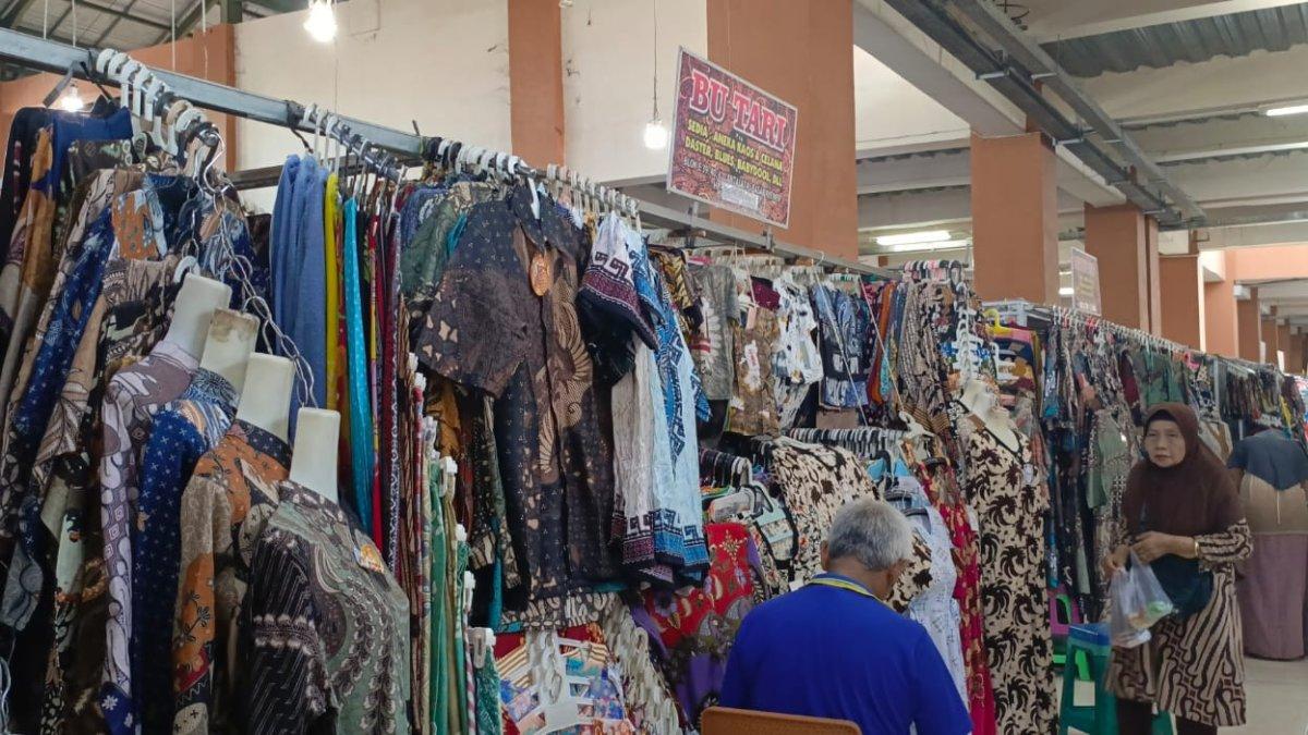 Suasana di dalam Pasar Klewer, tempat belanja di Solo buat berburu oleh-oleh batik.