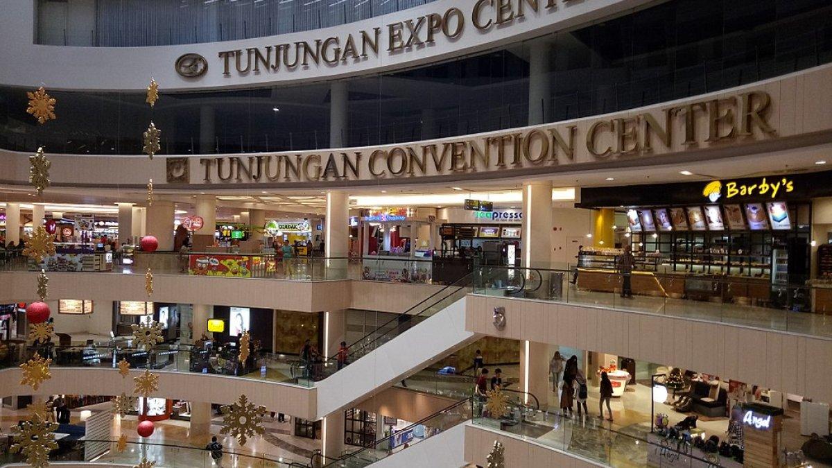 Suasana diTunjungan Plaza, Surabaya, Jawa Timur.